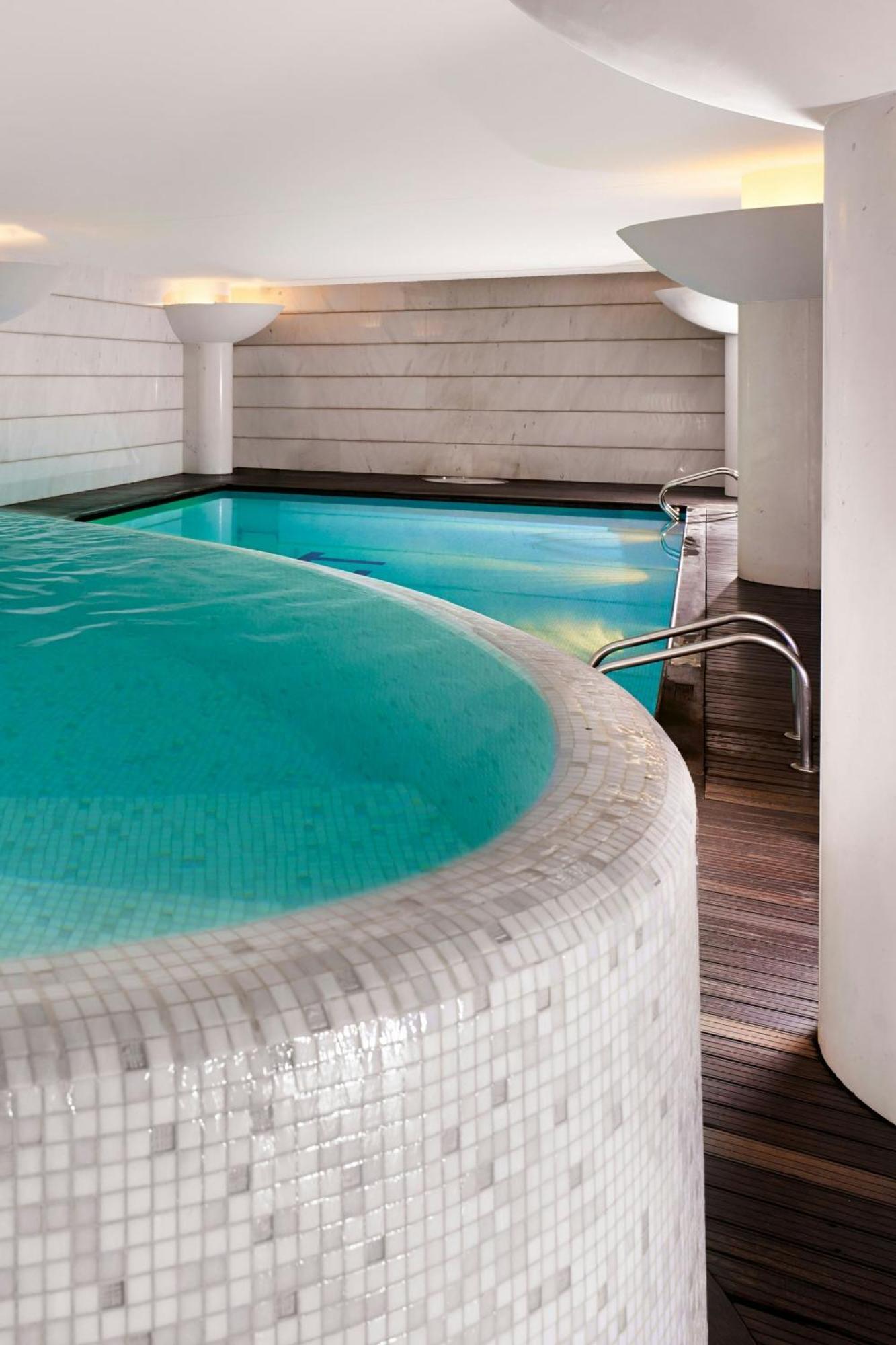 Sheraton Porto Hotel & Spa Exterior photo A pool with a curved edge