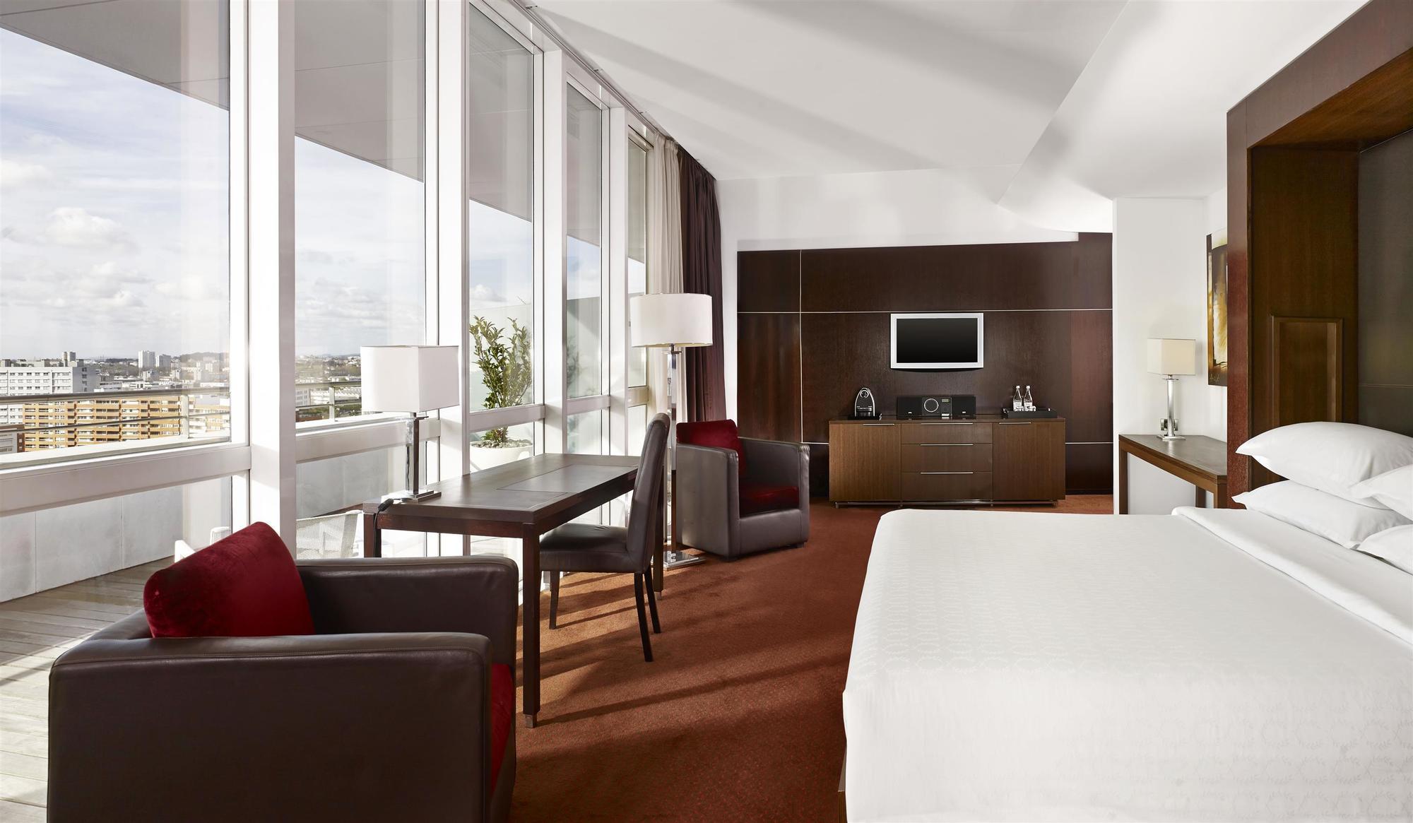 Sheraton Porto Hotel & Spa Exterior photo A suite at the hotel