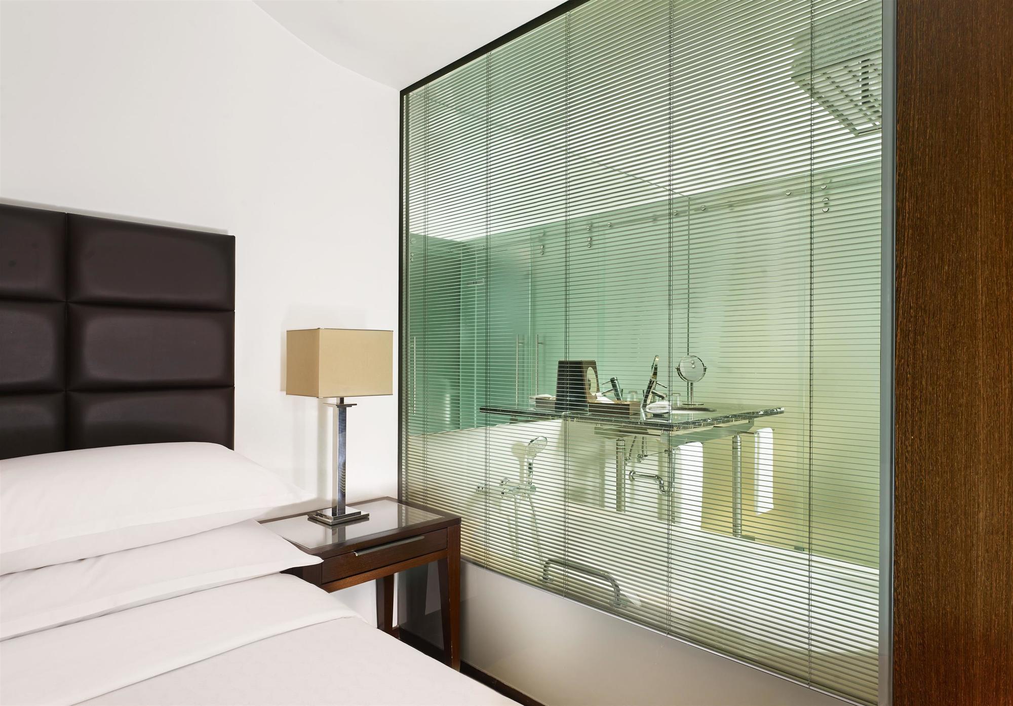 Sheraton Porto Hotel & Spa Exterior photo A bathroom with a glass wall